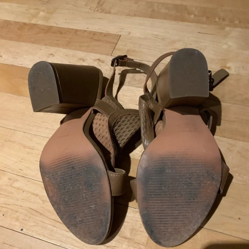 Heels - Picture 3 of 4